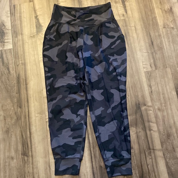 Old Navy Active 7/8 Length Joggers - Picture 1 of 5